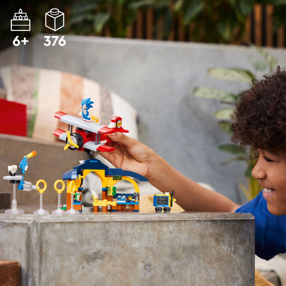 Building Toy Set with 4 Figures and Accessories V55188
